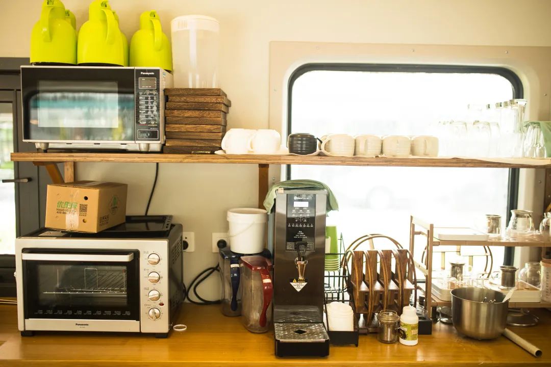 一部煥新家│傳統(tǒng)三件套已經(jīng)落伍，現(xiàn)在廚房流行這樣裝