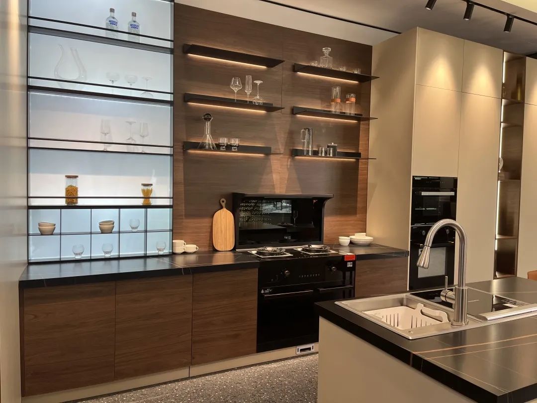 一部煥新家│傳統(tǒng)三件套已經(jīng)落伍，現(xiàn)在廚房流行這樣裝