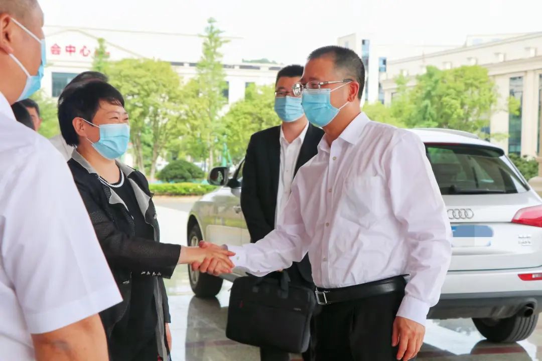 浙江高院等領(lǐng)導(dǎo)走進帥豐集成灶，助力企業(yè)蓬勃發(fā)展