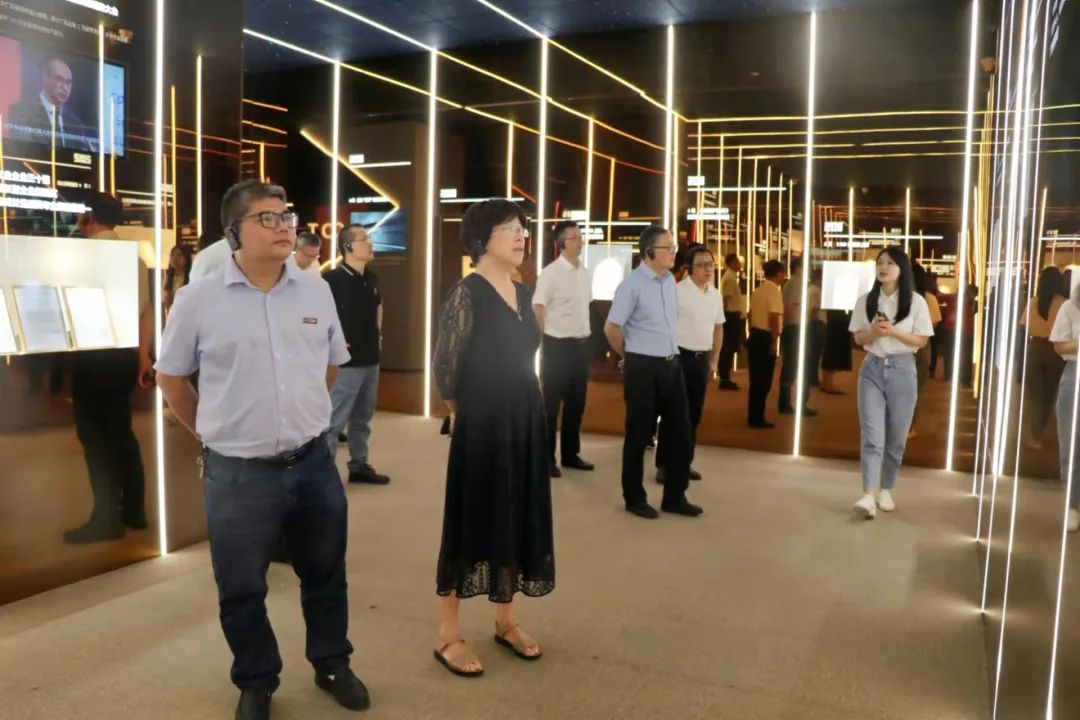 浙江寧波鎮(zhèn)海中學(xué)領(lǐng)導(dǎo)班子蒞臨集成灶品牌帥豐電器參觀調(diào)研