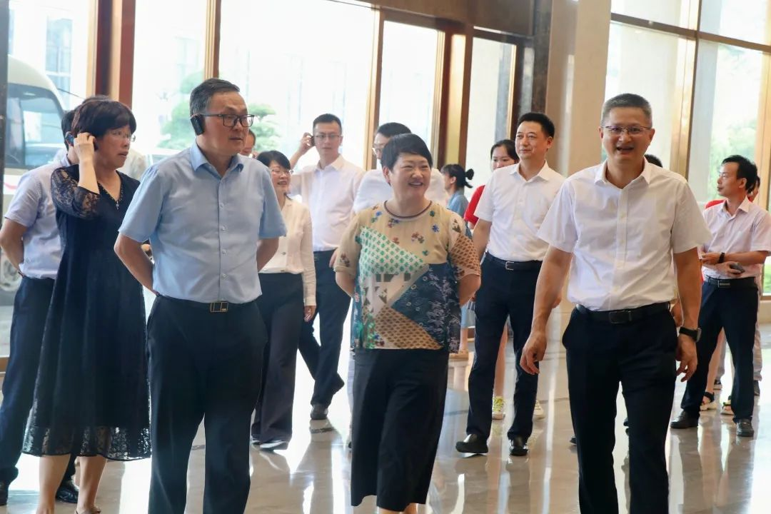 浙江寧波鎮(zhèn)海中學領導班子蒞臨集成灶品牌帥豐電器參觀調研