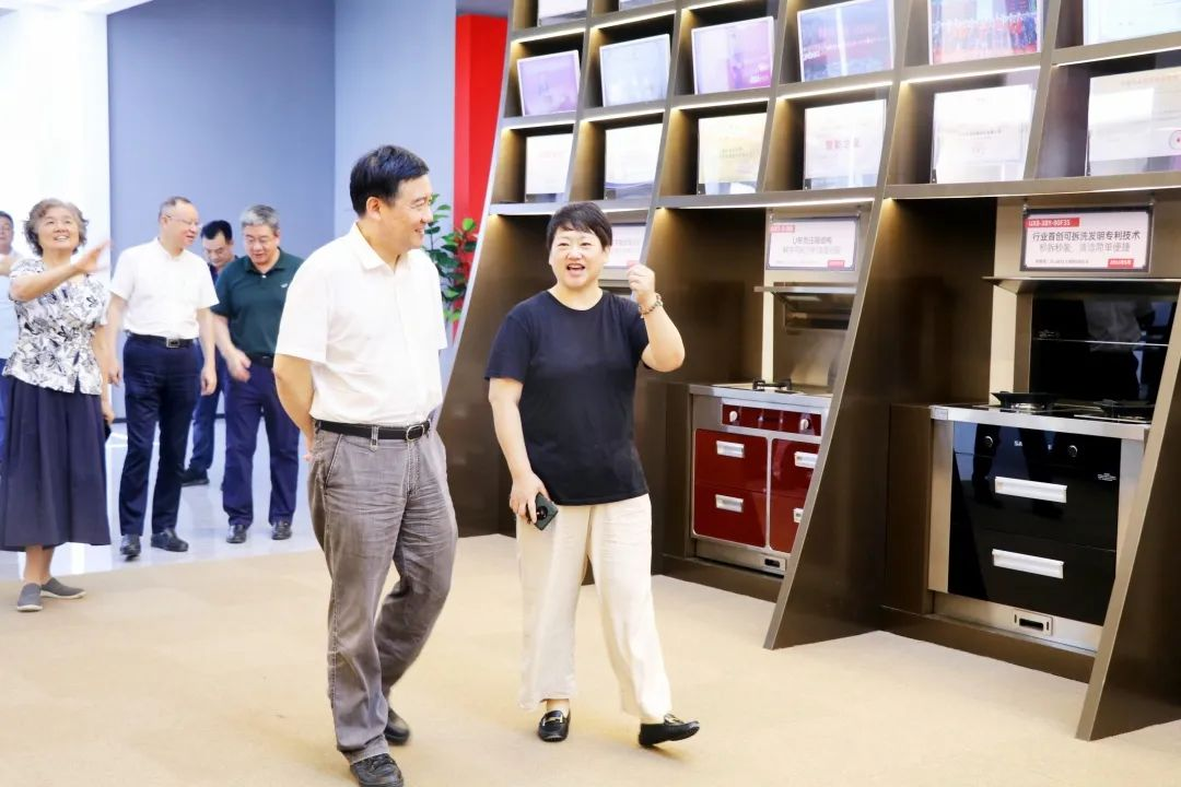 浙江省人大常委會(huì)黨組一行蒞臨集成灶品牌帥豐電器參觀(guān)調(diào)研！