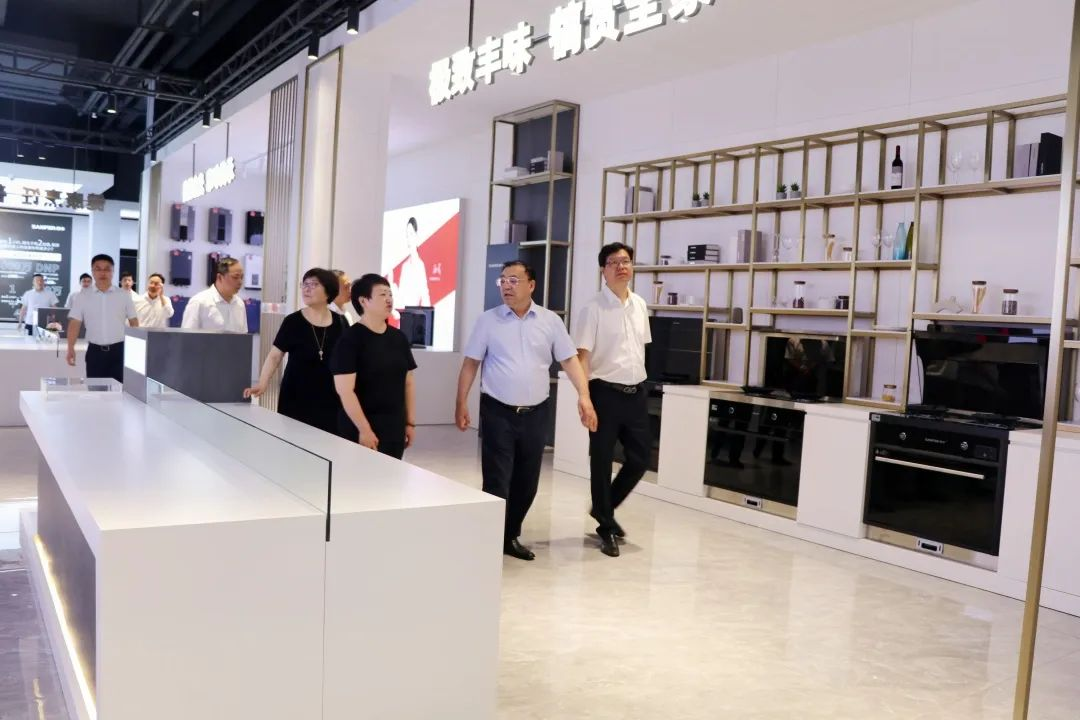 中國五金制品協(xié)會理事長一行蒞臨集成灶品牌帥豐電器考察指導