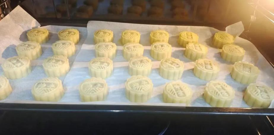 帥豐集成灶風(fēng)火輪蒸烤箱烤制的花式月餅，盡享中秋團(tuán)圓味！