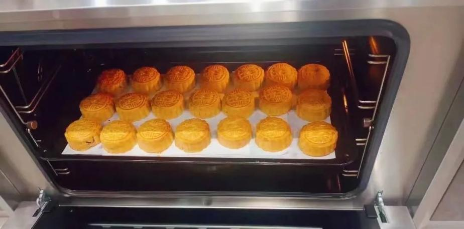 帥豐集成灶風(fēng)火輪蒸烤箱烤制的花式月餅，盡享中秋團(tuán)圓味！