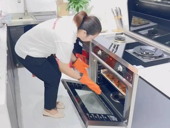 帥豐集成灶風(fēng)火輪蒸烤箱烤制的花式月餅，盡享中秋團(tuán)圓味！