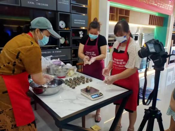 帥豐集成灶風(fēng)火輪蒸烤箱烤制的花式月餅，盡享中秋團(tuán)圓味！