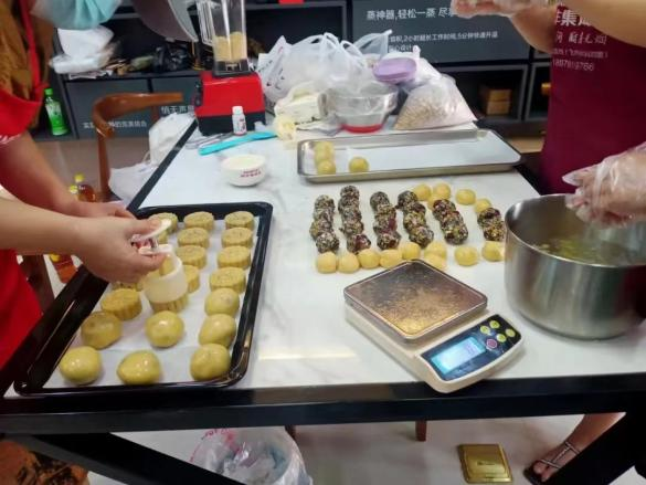 帥豐集成灶風(fēng)火輪蒸烤箱烤制的花式月餅，盡享中秋團(tuán)圓味！