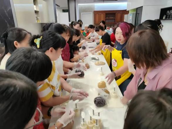 帥豐集成灶風(fēng)火輪蒸烤箱烤制的花式月餅，盡享中秋團(tuán)圓味！