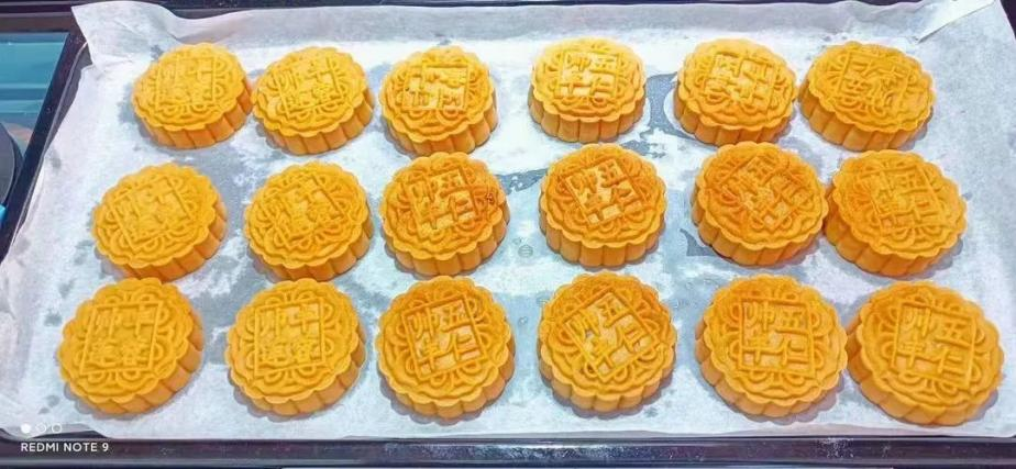 帥豐集成灶風(fēng)火輪蒸烤箱烤制的花式月餅，盡享中秋團(tuán)圓味！