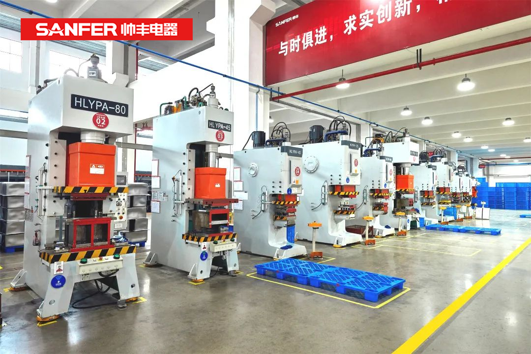 萬臺的倉儲空間來得及發(fā)貨嗎？別急！帥豐有AGV智能搬運(yùn)車