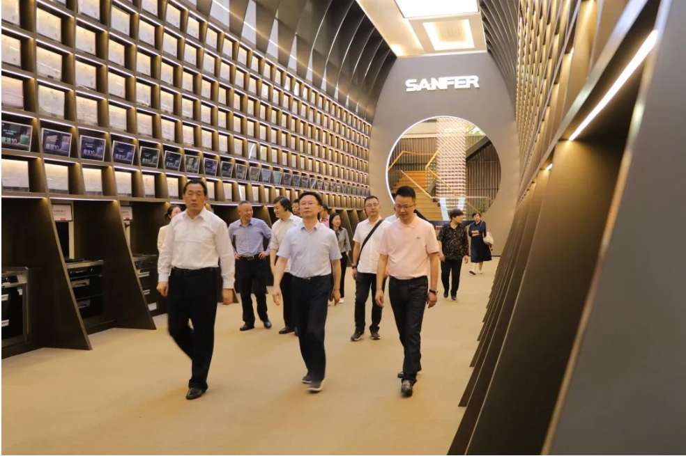 荊州市人大常委會(huì)黨組副書(shū)記、副主任鄧應(yīng)軍一行蒞臨帥豐調(diào)研指導(dǎo)，助力企業(yè)更好更快發(fā)展！