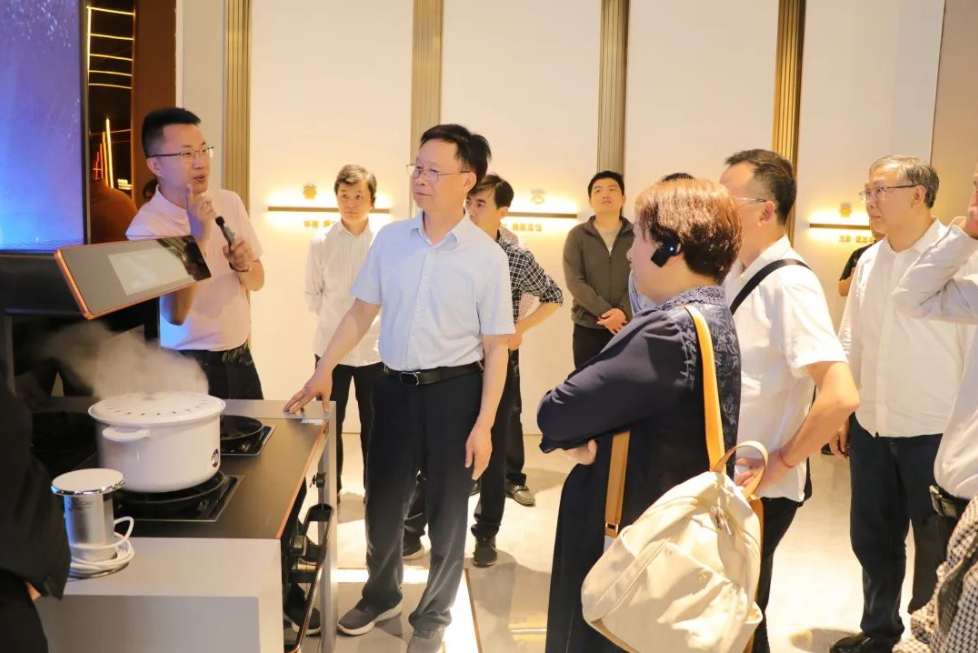 荊州市人大常委會(huì)黨組副書(shū)記、副主任鄧應(yīng)軍一行蒞臨帥豐調(diào)研指導(dǎo)，助力企業(yè)更好更快發(fā)展！