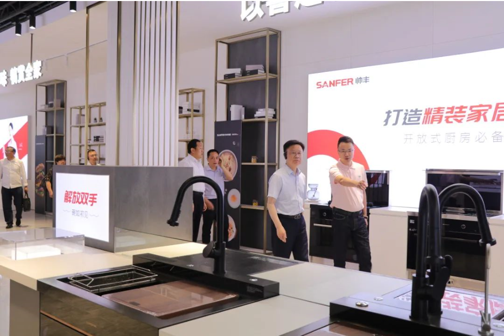 荊州市人大常委會(huì)黨組副書(shū)記、副主任鄧應(yīng)軍一行蒞臨帥豐調(diào)研指導(dǎo)，助力企業(yè)更好更快發(fā)展！