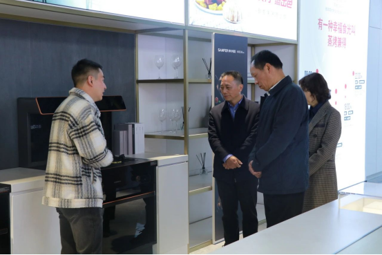 嘉興市南湖區(qū)人大常委會副主任俞海福一行蒞臨帥豐電器參觀調研 嘉興市南湖區(qū)人大常委會副主任俞海福一行蒞臨帥豐電器參觀調研