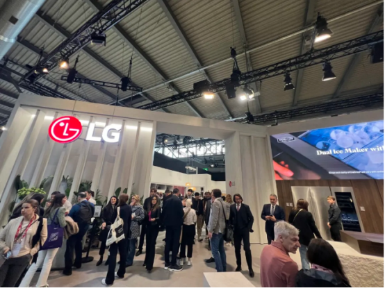 董事長商若云帶隊探知米蘭家具展，洞察國際家居設(shè)計新趨勢