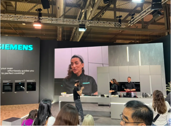 董事長商若云帶隊探知米蘭家具展，洞察國際家居設(shè)計新趨勢