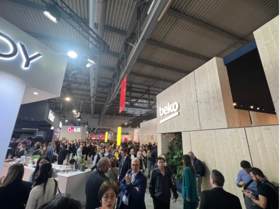 董事長商若云帶隊探知米蘭家具展，洞察國際家居設(shè)計新趨勢