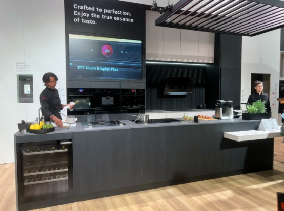 董事長商若云帶隊探知米蘭家具展，洞察國際家居設(shè)計新趨勢