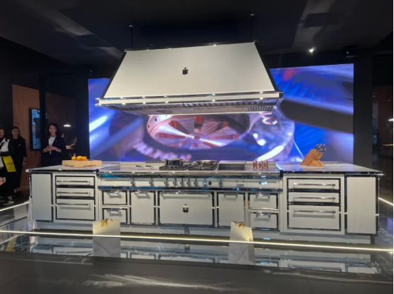 董事長商若云帶隊探知米蘭家具展，洞察國際家居設(shè)計新趨勢