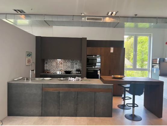 與國(guó)際先進(jìn)理念接軌，全力打造一站式高端全屋定制