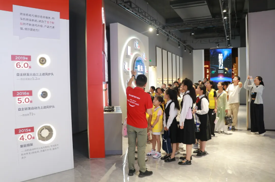 董事長(zhǎng)商若云攜手舉辦愛心夏令營(yíng)活動(dòng)，點(diǎn)亮孩子們的精彩暑期！