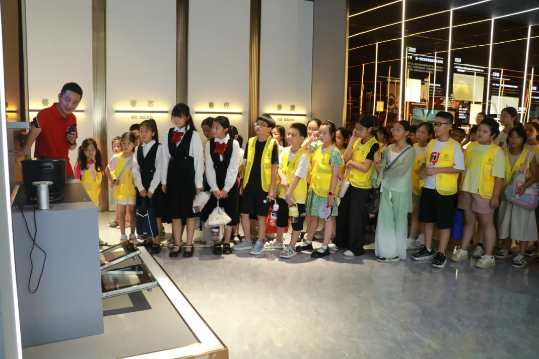 董事長(zhǎng)商若云攜手舉辦愛心夏令營(yíng)活動(dòng)，點(diǎn)亮孩子們的精彩暑期！