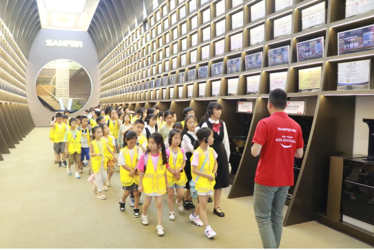 董事長(zhǎng)商若云攜手舉辦愛心夏令營(yíng)活動(dòng)，點(diǎn)亮孩子們的精彩暑期！