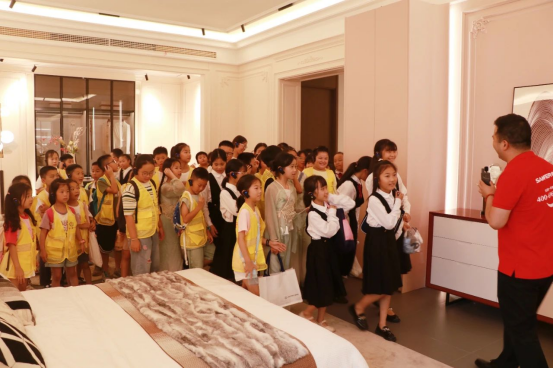 董事長(zhǎng)商若云攜手舉辦愛心夏令營(yíng)活動(dòng)，點(diǎn)亮孩子們的精彩暑期！