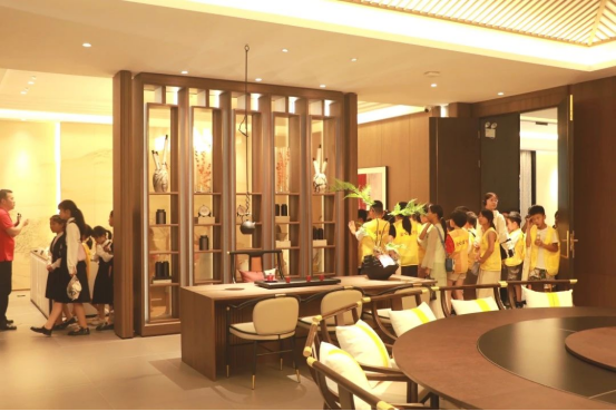 董事長(zhǎng)商若云攜手舉辦愛心夏令營(yíng)活動(dòng)，點(diǎn)亮孩子們的精彩暑期！