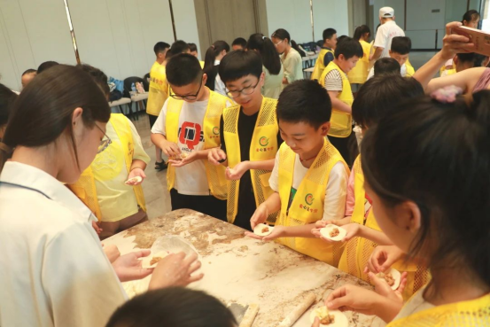 董事長(zhǎng)商若云攜手舉辦愛心夏令營(yíng)活動(dòng)，點(diǎn)亮孩子們的精彩暑期！