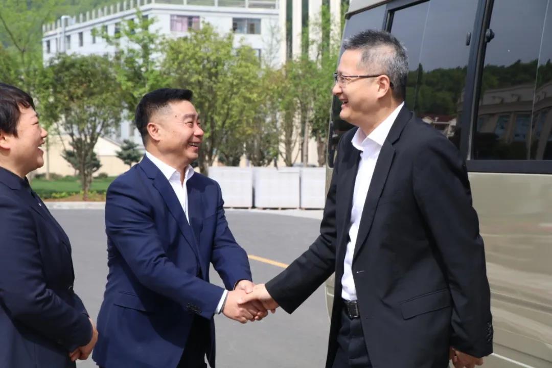 實力鑄就品牌 | 嵊州市委書記等領導走進帥豐，共促集成灶行業(yè)智贏未來！