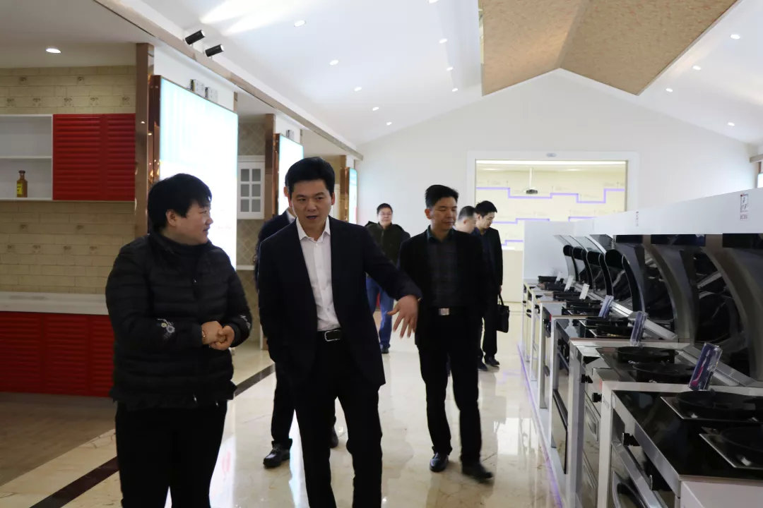 嵊州市長嚴(yán)鋼蒞臨指導(dǎo)，帥豐謹(jǐn)記叮囑，2019繼續(xù)領(lǐng)航嵊州廚電行業(yè)發(fā)展！