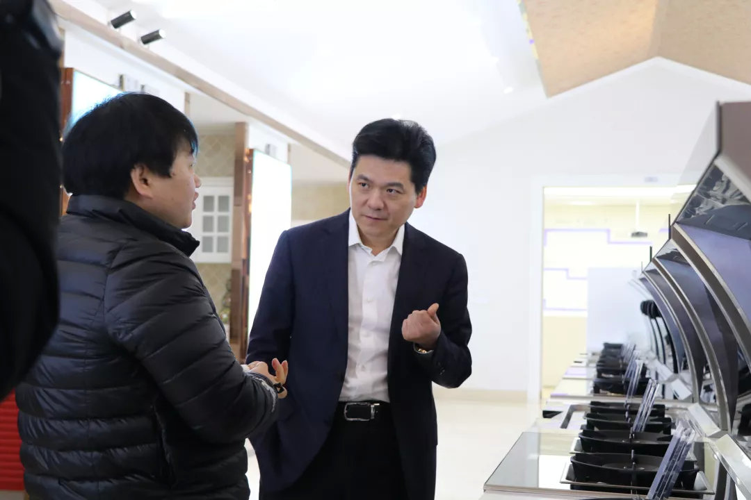 嵊州市長嚴(yán)鋼蒞臨指導(dǎo)，帥豐謹(jǐn)記叮囑，2019繼續(xù)領(lǐng)航嵊州廚電行業(yè)發(fā)展！