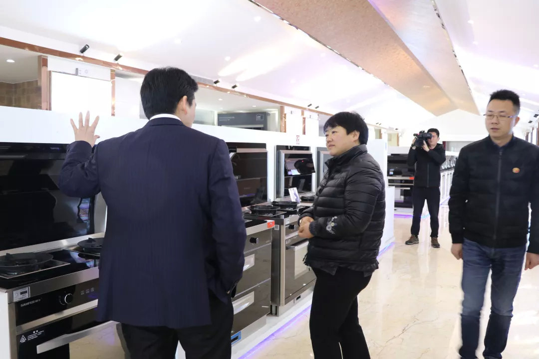 嵊州市長嚴(yán)鋼蒞臨指導(dǎo)，帥豐謹(jǐn)記叮囑，2019繼續(xù)領(lǐng)航嵊州廚電行業(yè)發(fā)展！