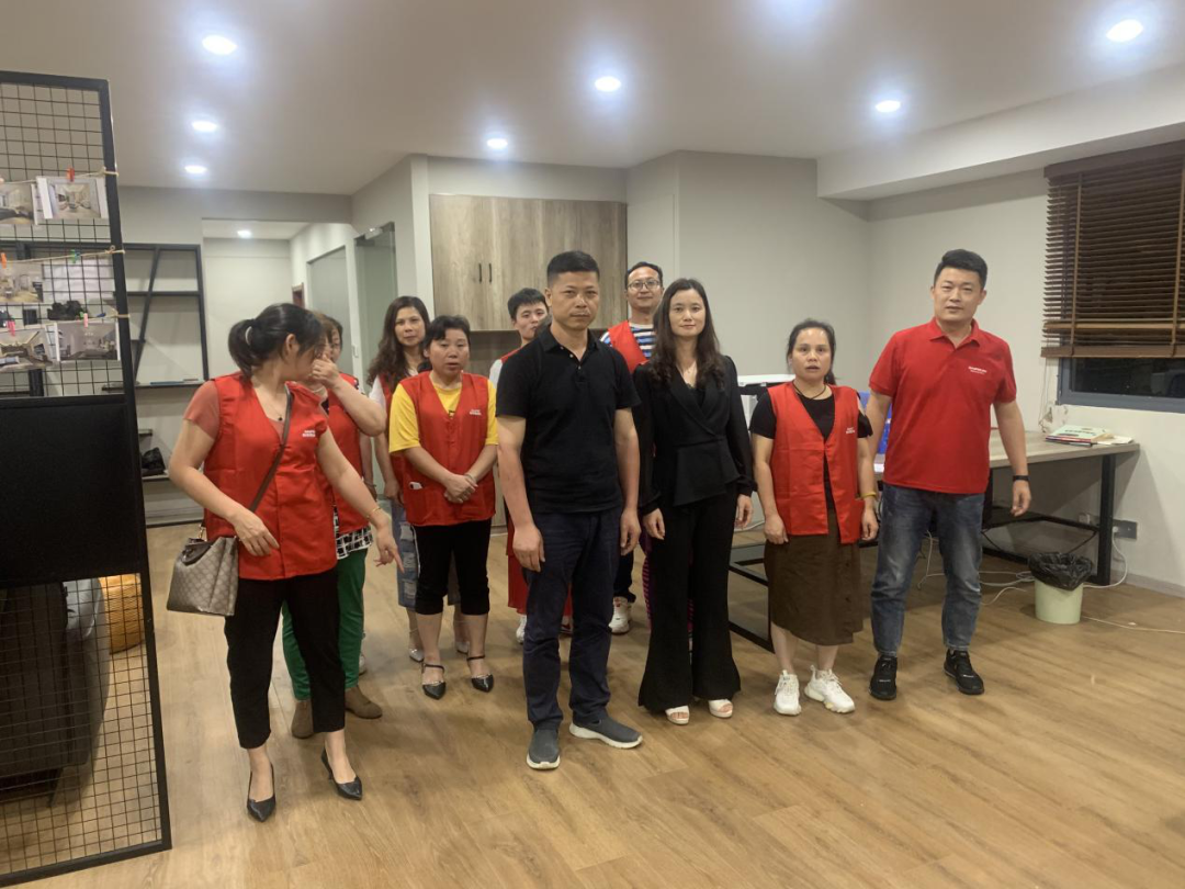 向帥豐電器優(yōu)秀經(jīng)銷商張熙明學(xué)習(xí)，共同目睹門店風(fēng)采