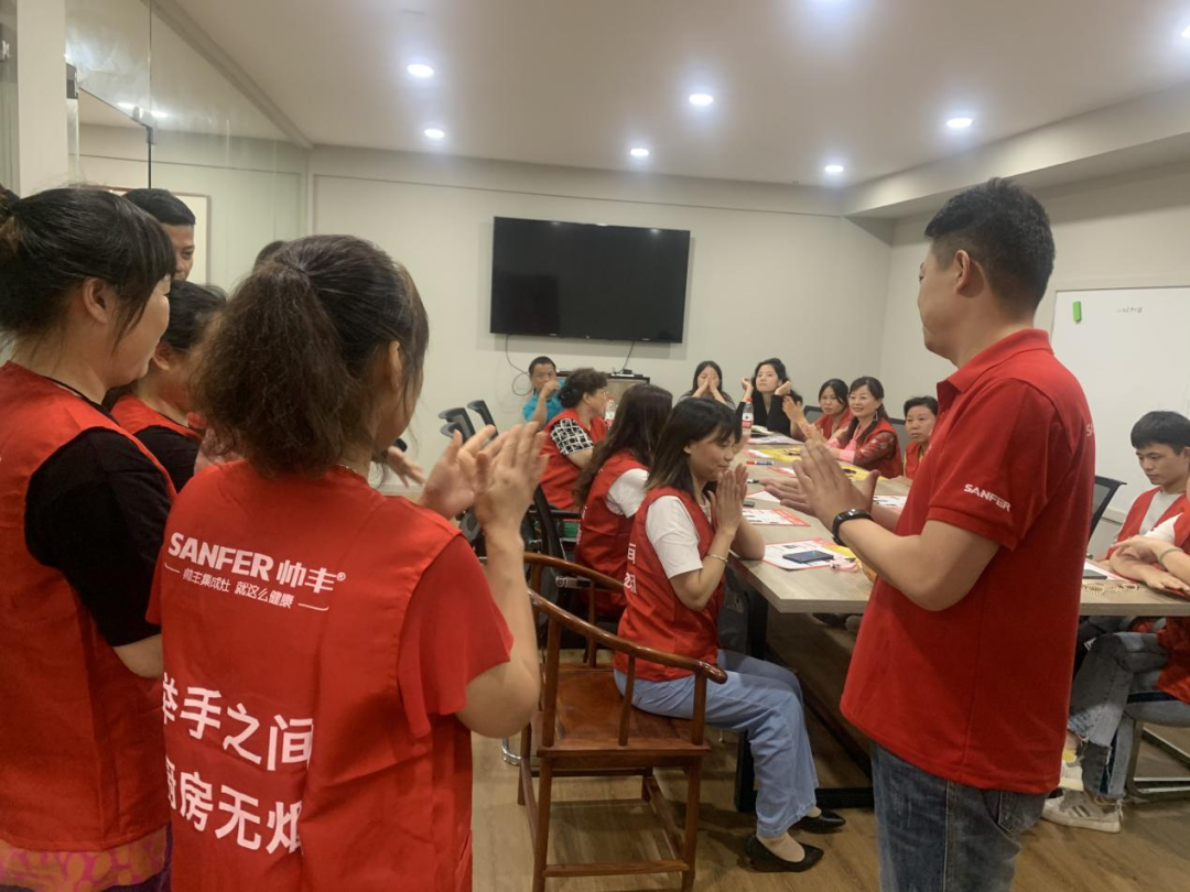 向帥豐電器優(yōu)秀經(jīng)銷商張熙明學(xué)習(xí)，共同目睹門店風(fēng)采