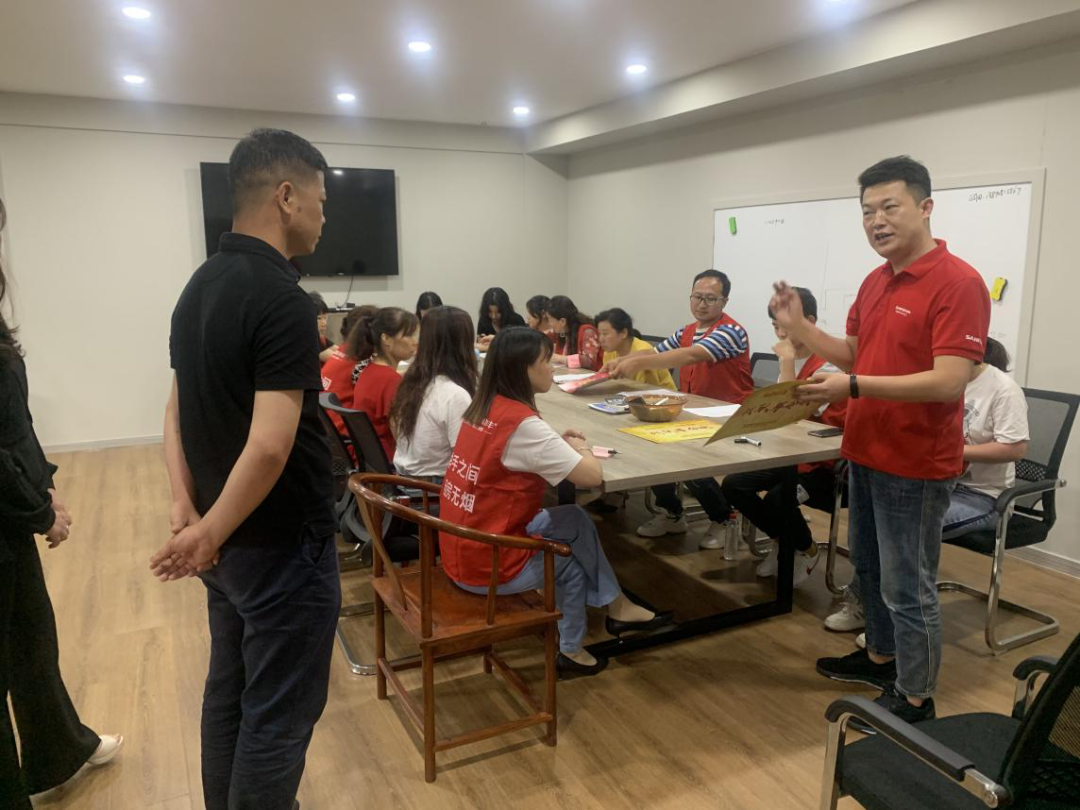 向帥豐電器優(yōu)秀經(jīng)銷商張熙明學(xué)習(xí)，共同目睹門店風(fēng)采