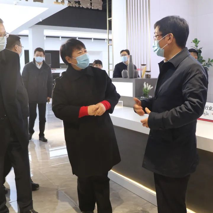 行業(yè)標(biāo)桿，彰顯豐采|紹興市委副書記、代市長施惠芳一行蒞臨帥豐調(diào)研指導(dǎo)！